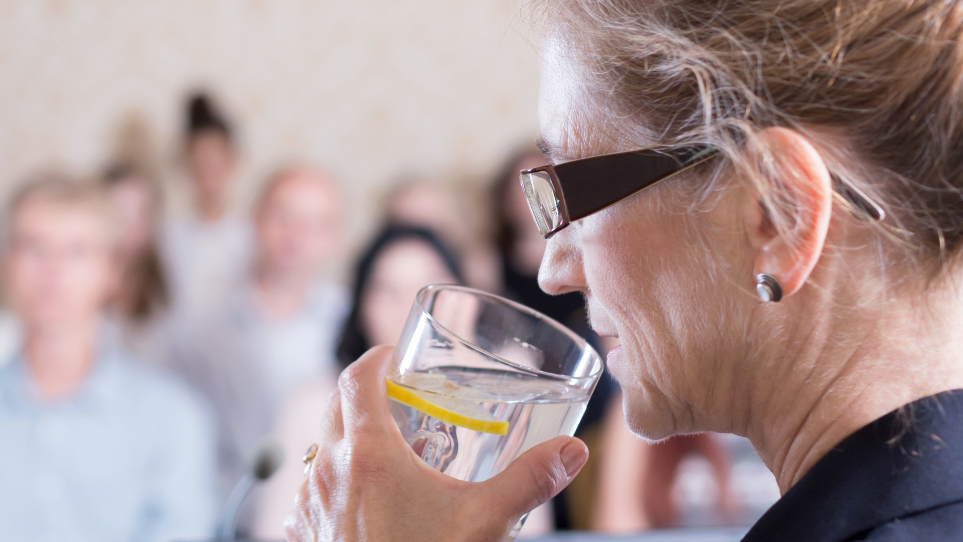 Beber Água Durante o Discurso Atrapalha a Voz? O Que a Ciência da Fonoaudiologia Diz